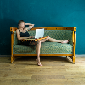 Gemütliches Tablett, praktische Unterlage für Home-Office, auf dem Sofa arbeiten, Untergestell für Laptop, zum Lesen. Aus robusten, langlebigem Holz