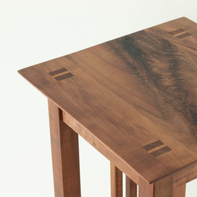 Naturbelassener Holzhocker aus regionalem Elsbeeren Holz. Mit traditionelle Holzverbindungen. Detailansicht Sitzfläche.